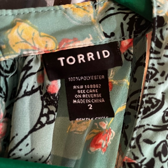 Torrid sleeveless tank with floral patter - Picture 3 of 3